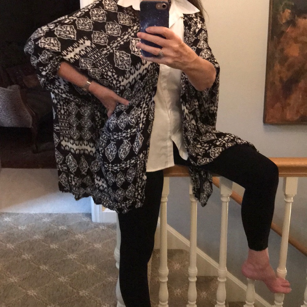 Tribal Print Tunic Shawl with Lace Back🌺HP🌺